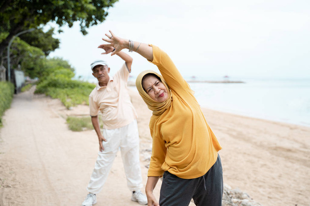 muslim senior couple doing stretching and exercising outdoor  - Foto, Imagen