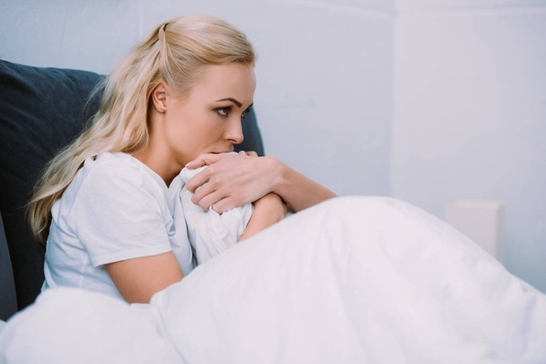 επιλεκτική εστίαση του φοβάται γυναίκα εκμετάλλευση κουβέρτα στο κρεβάτι στο σπίτι - Φωτογραφία, εικόνα