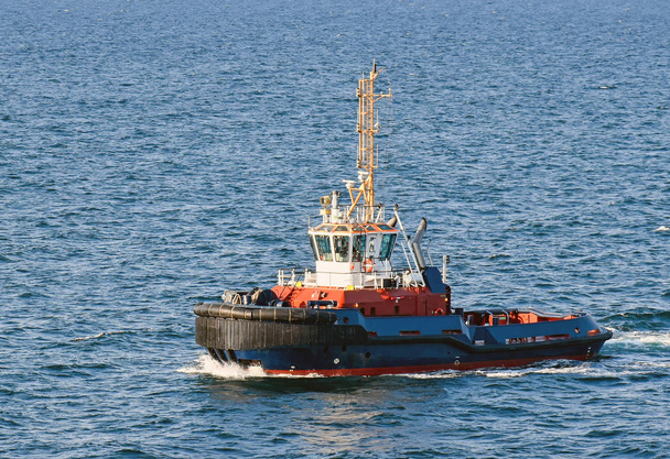 Un remorqueur navigue sur la mer
 - Photo, image
