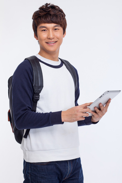 Joven estudiante asiático usando pad PC
 - Foto, Imagen