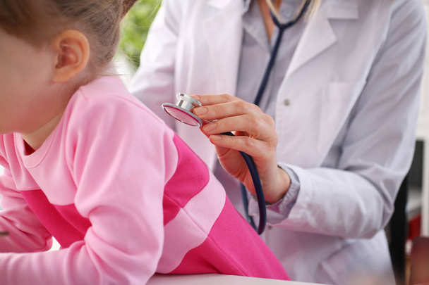 Маленький ребенок со стетоскопом на приеме у врача
 - Фото, изображение