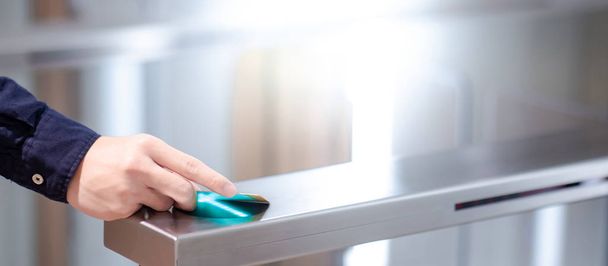 Erkek el otomatik kapı makine ofis binası içinde açmak için akıllı kart kullanma - Fotoğraf, Görsel