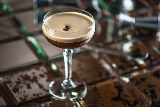 Cocktail in vetro su sfondo marrone piastrellato
 - Foto, immagini