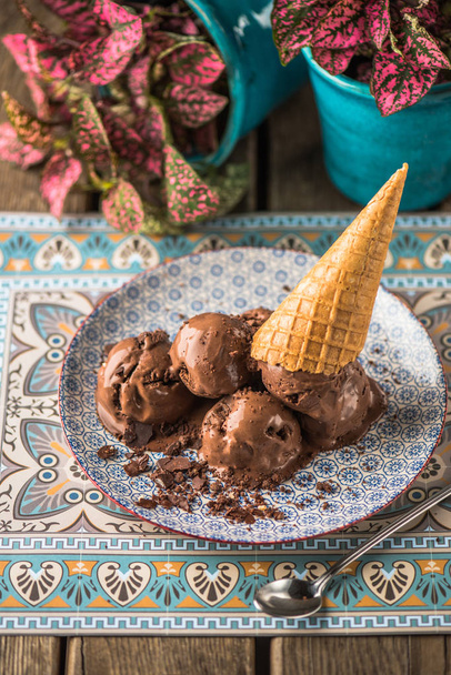 Μπάλες παγωτό σοκολάτα σερβίρεται σε πιάτο μοτίβο με φλυαρώ κώνου - Φωτογραφία, εικόνα