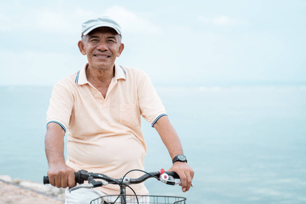 Senior mannelijke fietsen - Foto, afbeelding