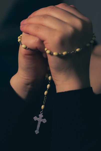 人の祈り、ロザリオの折られた手の写真 - 写真・画像