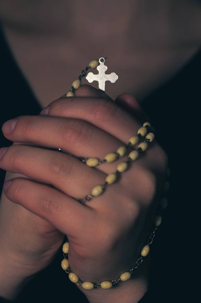 Zdjęcie z założonymi rękoma, różaniec i modląc się osoba - Zdjęcie, obraz