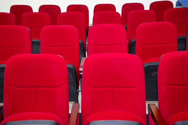 Rode zetels in een lege theater en opera. - Foto, afbeelding