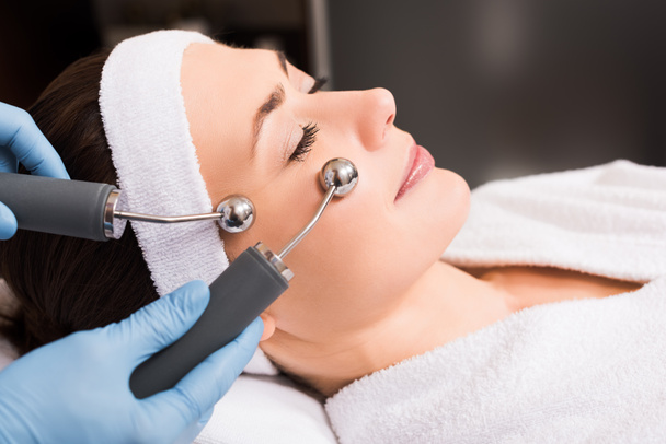косметолог робить масаж на жінці обличчям в салоні краси
 - Фото, зображення