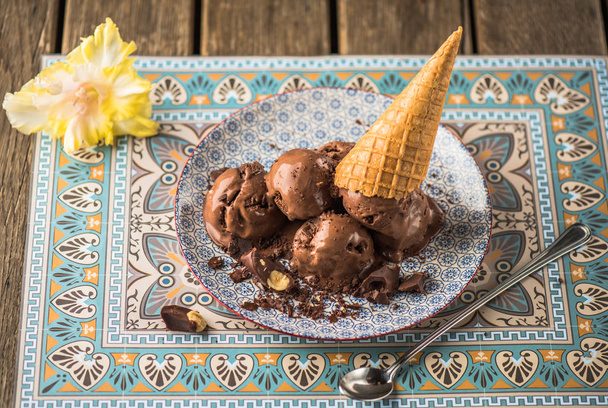 Kulki lodów czekoladowych serwowane na wzór płytki z stożka wafel - Zdjęcie, obraz