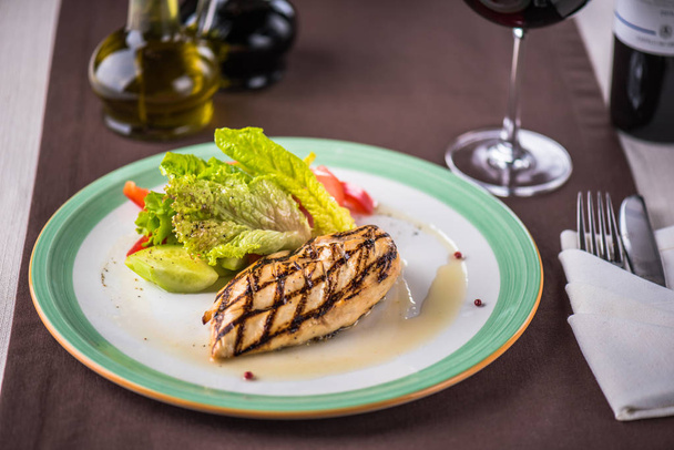Grilled chicken steak with fresh vegetable salad - 写真・画像