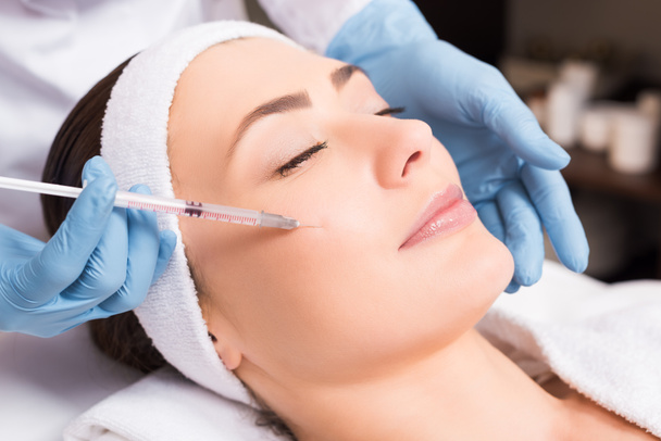 esthéticienne faisant injection visage femme attrayante au salon de beauté
 - Photo, image