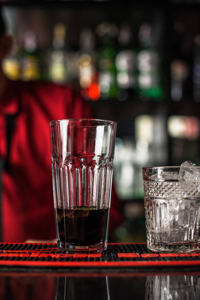 primer plano del camarero haciendo cóctel de alcohol en el mostrador del bar
 - Foto, Imagen