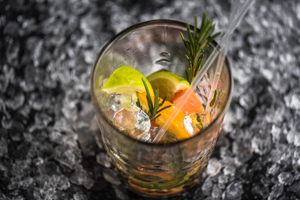 Cocktail glass with ice and cokctail ingredients - Foto, Bild