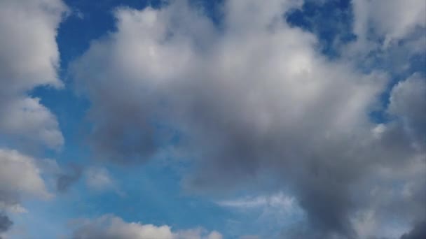 Lasso di tempo di un cielo nuvoloso nuvoloso blu scuro coperto
 - Filmati, video