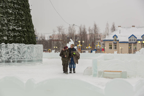 Працівники на будівельному майданчику льодовикового міста для розмови
 - Фото, зображення
