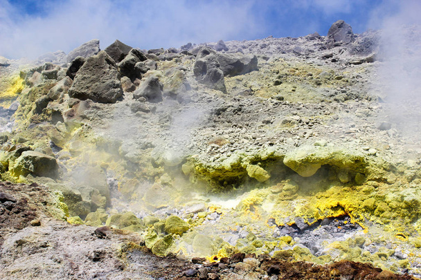 Ατμού από μια ηφαιστειακή άνοιξη με κίτρινο χρώμα του θείου στο Vulcano, ένα αιολικό νησί σε Σικελία, Ιταλία - Φωτογραφία, εικόνα