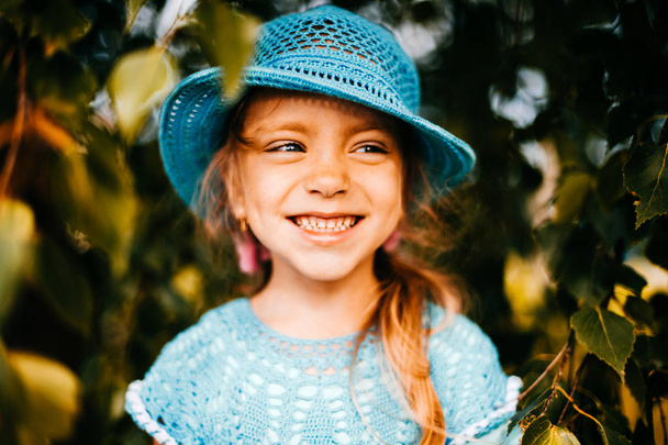 kleines Mädchen in blauem Strickkleid und Hut - Foto, Bild
