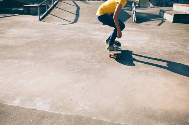 Cropped shot of skateboarder skateboarding at skatepark ramp - Foto, Imagen