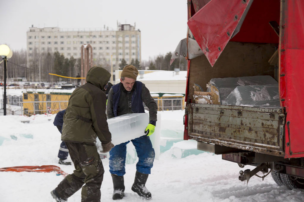 Εγκαταστάτες φορτώσει το πάνελ πάγο στο αυτοκίνητο στο εγχειρίδιο - Φωτογραφία, εικόνα