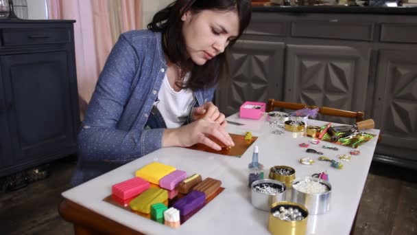 Mulher criando jóias feitas à mão de argila de polímero em seu estúdio
. - Filmagem, Vídeo