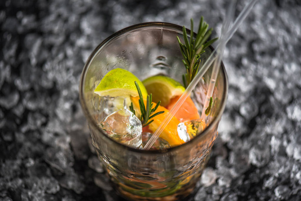 Cocktailglas mit Eis und Cokctail-Zutaten - Foto, Bild