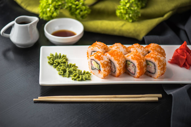 Japonská kuchyně - sushi s plody moře na bílé plotně. Rolka s rybami detail  - Fotografie, Obrázek