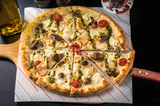 Olasz zöldség pizza szolgált papír - Fotó, kép