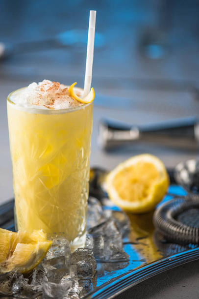 Освежающий лимонный коктейль в стекле на металлическом подносе
 - Фото, изображение