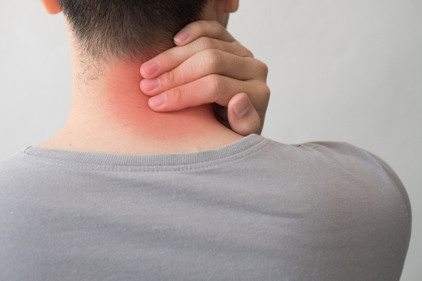 Fotografia de um homem de costas com dor e lesão no pescoço
 - Foto, Imagem