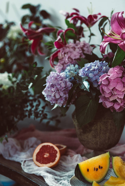 νεκρή φύση με φρούτα και λουλούδια - Φωτογραφία, εικόνα