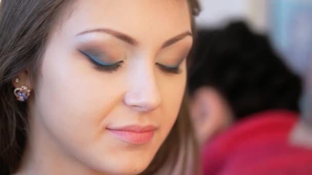 Makeup artist applies mascara. - Filmati, video