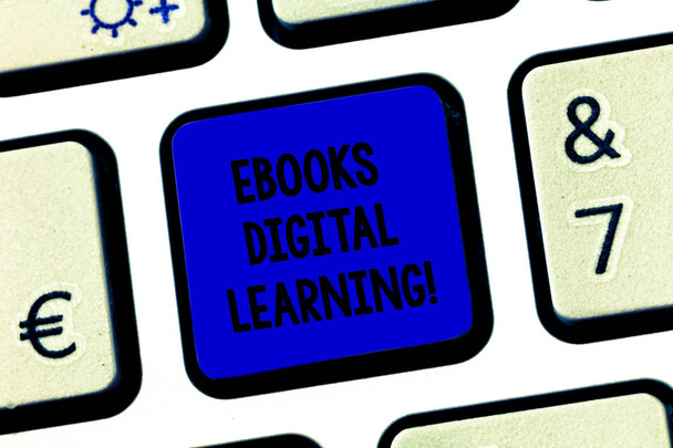 Käsitteellinen käsin kirjoittaminen osoittaa Ebooks Digital Learning. Business valokuva oppikirja julkaisu saataville digitaalisessa muodossa Näppäimistö avain aikomus luoda tietokoneen viestin idea
. - Valokuva, kuva
