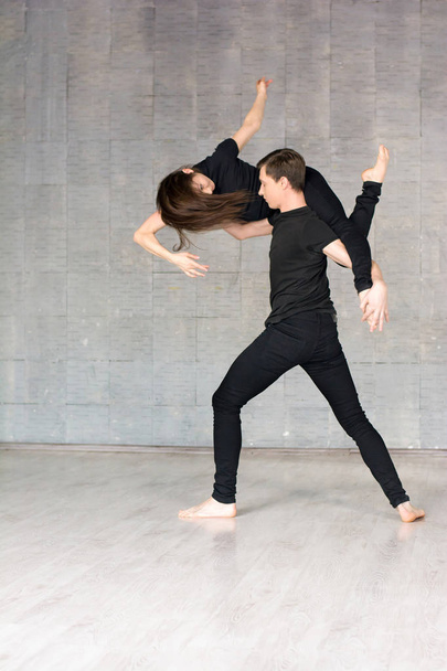 junges Paar tanzt in dynamischer Haltung. - Foto, Bild