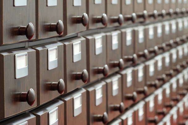 Дерев'яна шафа файлів каталогів бібліотеки, вибірковий фокус
   - Фото, зображення