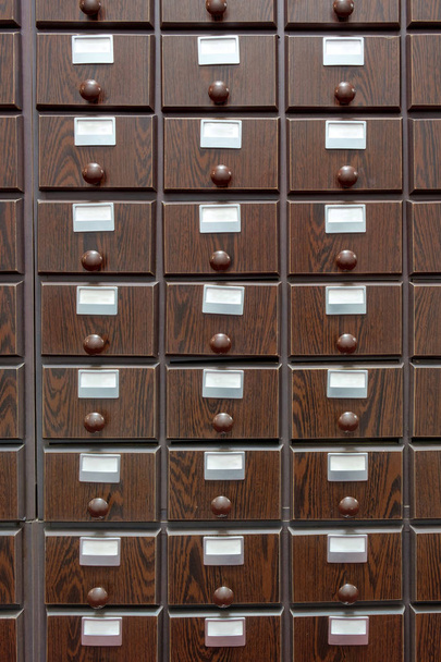 Segregatorach brązowe drewniane Katalog biblioteki - Zdjęcie, obraz