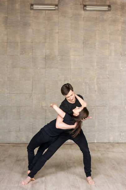 Young couple performing romantic dance. - Foto, Bild
