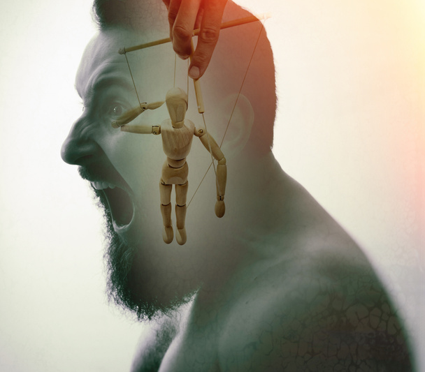 彼の頭の中のマリオネットを持つ男。心の操作と催眠の概念。二重露光を使用して作成されたイメージ. - 写真・画像