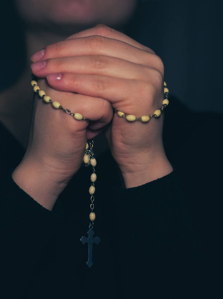 Manos dobladas con rosario
 - Foto, imagen
