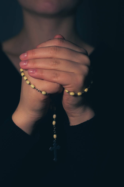 Manos dobladas con rosario
 - Foto, imagen