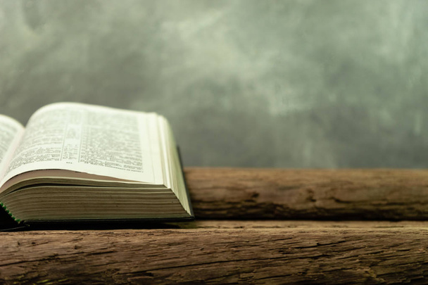Bíblia Sagrada em uma velha mesa de madeira de carvalho. Belo fundo laranja. Conceito de religião
. - Foto, Imagem