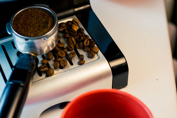 Hacer café fresco en una máquina de café
 - Foto, imagen