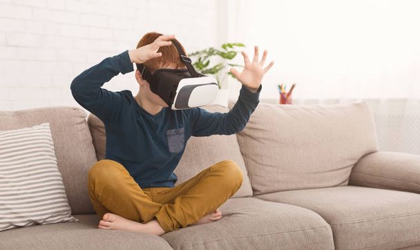 Garçon portant des lunettes de réalité virtuelle jouer à des jeux
 - Photo, image