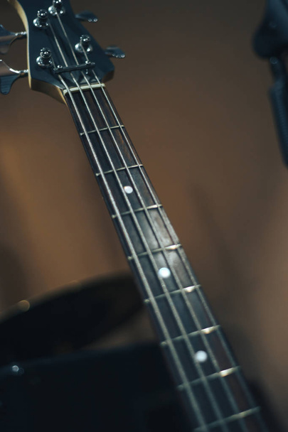Красная бас-гитара на фоне домашней музыкальной студии
. - Фото, изображение