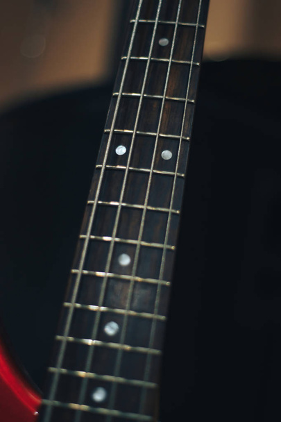 Chitarra basso rosso su uno sfondo casa studio musicale
. - Foto, immagini