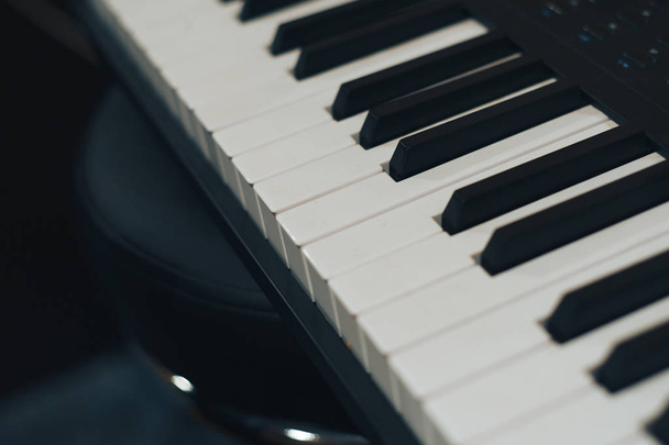 Студійний фон піаніно клавіатури
  - Фото, зображення