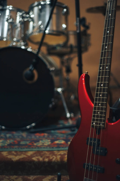 Guitare basse rouge sur fond de studio musical maison
. - Photo, image
