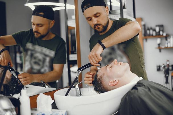 Man in barbershop. - Foto, afbeelding
