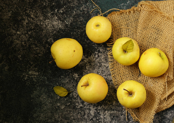ahşap bir masa üzerinde sarı olgun organik elma - Fotoğraf, Görsel