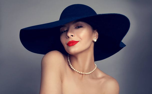 Hermosa mujer sexy con labios rojos maquillaje y sombrero azul, retrato de moda
 - Foto, Imagen
